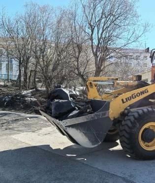 Город день за днем. 18 мая 2026 года Спецтехника и бригады ручного труда продолжают выполнять комплексную уборку городских территорий Город день за днем. 18 мая 2026 года Спецтехника и бригады ручного труда продолжают выполнять комплексную уборку городских территорий