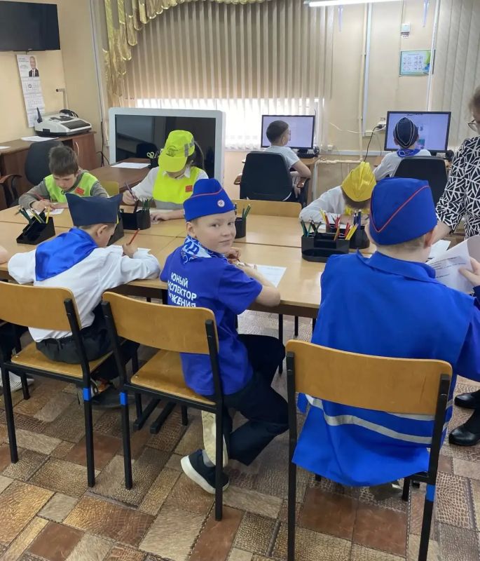 Для юных пешеходов краевого центра провели конкурс «Дорожная азбука» Для юных пешеходов краевого центра провели конкурс «Дорожная азбука»