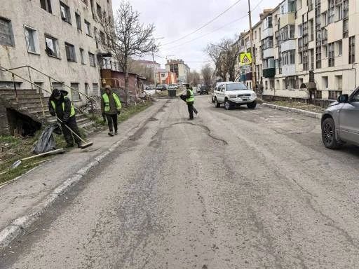 Город день за днем. 19 мая 2026 года Основные усилия подрядных организаций сосредоточены на комплексной уборке песка и мусора с дорог ПетропавловскаКамчатского Город день за днем. 19 мая 2026 года Основные усилия подрядных организаций сосредоточены на комплексной уборке песка и мусора с дорог ПетропавловскаКамчатского