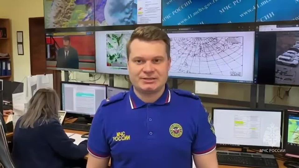 О выпадении пепла в населенных пунктах Усть-Камчатского муниципального округа рассказывает старший оперативный дежурный ЦУКС ГУ МЧС России по Камчатскому краю Александр Онушко