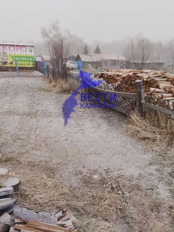 Так выглядит село Майское после пеплопада, вызванного мощным извержением Безымянного вулкана, сообщают читатели