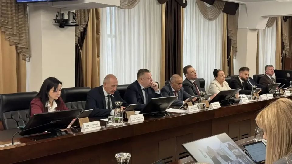 Владимир Солодов: Сегодня на сессии Законодательного собрания Камчатского края депутаты поддержали наши законопроекты, разработанные партией «Единая Россия» по запросам жителей. Все они направлены на помощь нашим защитникам... Владимир Солодов: Сегодня на сессии Законодательного собрания Камчатского края депутаты поддержали наши законопроекты, разработанные партией «Единая Россия» по запросам жителей. Все они направлены на помощь нашим защитникам...
