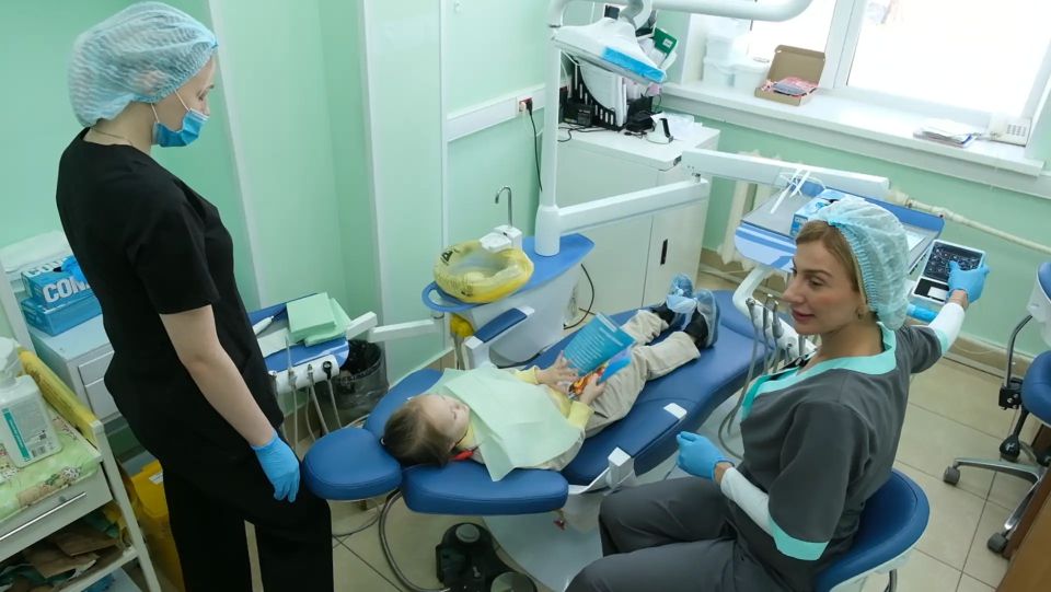 Московские детские стоматологи оказали помощь 687 детям Камчатки