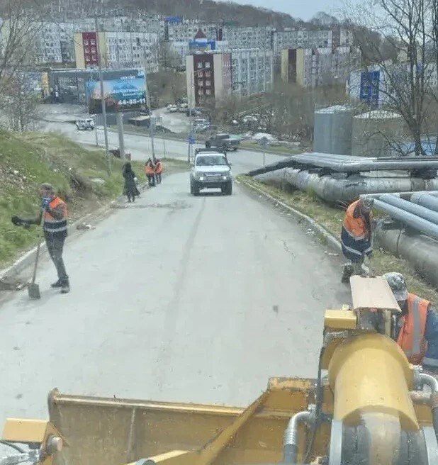 Город день за днем. 20 мая 2026 года Дорожные службы продолжают работы по уборке песка Город день за днем. 20 мая 2026 года Дорожные службы продолжают работы по уборке песка