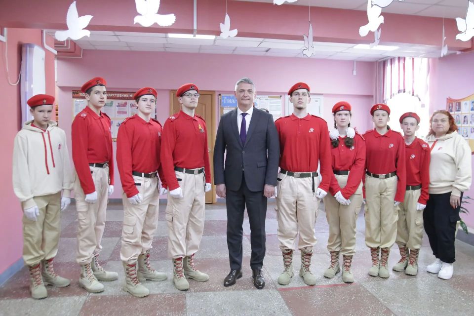 Валерий Калашников помог приобрести форму для юнармейцев школы № 24 Валерий Калашников помог приобрести форму для юнармейцев школы № 24
