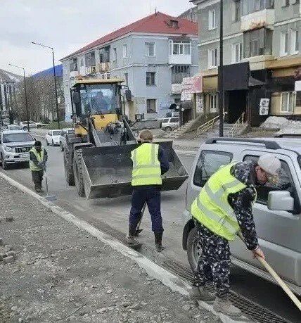 Город день за днем. 20 мая 2026 года Дорожные службы продолжают работы по уборке песка Город день за днем. 20 мая 2026 года Дорожные службы продолжают работы по уборке песка