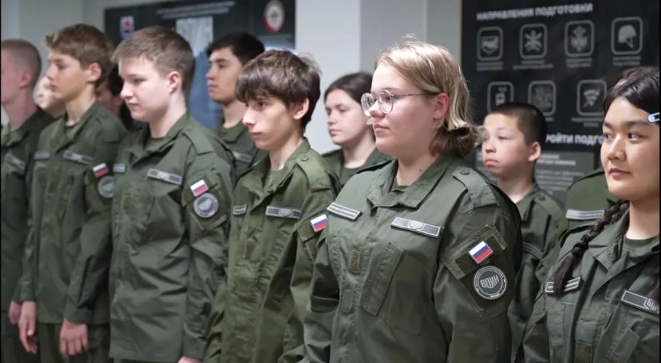 Знаки отличия лучшим курсантам вручили в камчатском филиале Центра «ВОИН» Знаки отличия лучшим курсантам вручили в камчатском филиале Центра «ВОИН»