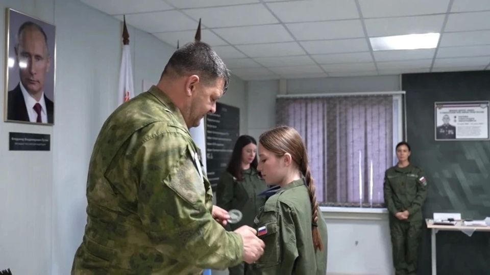 Знаки отличия лучшим курсантам вручили в камчатском филиале Центра «ВОИН» Знаки отличия лучшим курсантам вручили в камчатском филиале Центра «ВОИН»