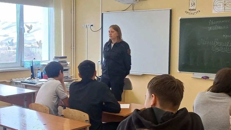Сотрудники полиции рассказали школьникам Петропавловска-Камчатского об опасности стать «дропперами» Сотрудники полиции рассказали школьникам Петропавловска-Камчатского об опасности стать «дропперами»