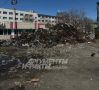 Огромная свалка мусора заблокировала проход к дому