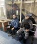 Пристав, узнав злостного алиментщика на остановке, запрыгнула в автобус вслед за ним