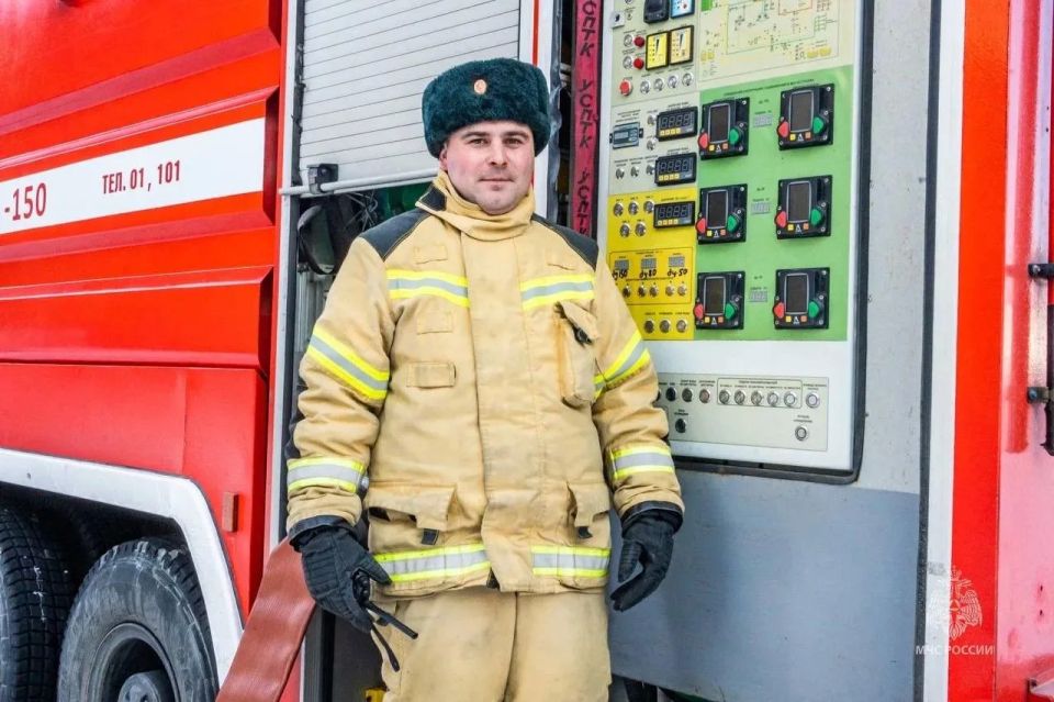 Пожарный специализированной пожарно-спасательной части Дмитрий Перевалов желает нашим подписчикам #БезопасныхВыходных !
