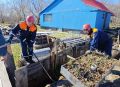 Не могла выбраться из канавы: спасатели помогли собаке