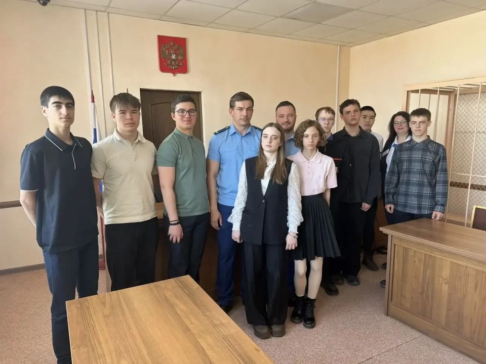 Прокуроры в Карагинском районе познакомили школьников с работой прокуратуры и суда Прокуроры в Карагинском районе познакомили школьников с работой прокуратуры и суда