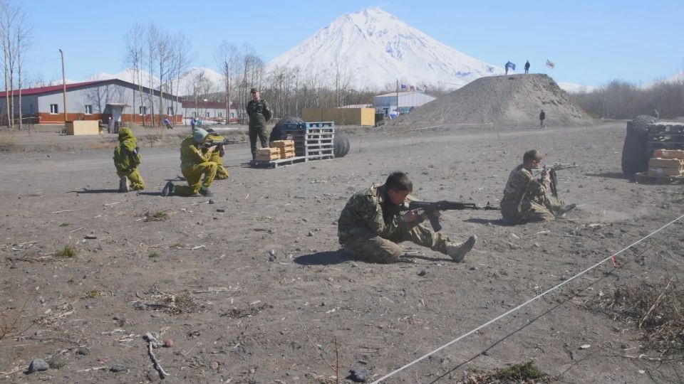 Елизовские школьники сразились за выход в региональный этап «Зарницы 2.0» Елизовские школьники сразились за выход в региональный этап «Зарницы 2.0»