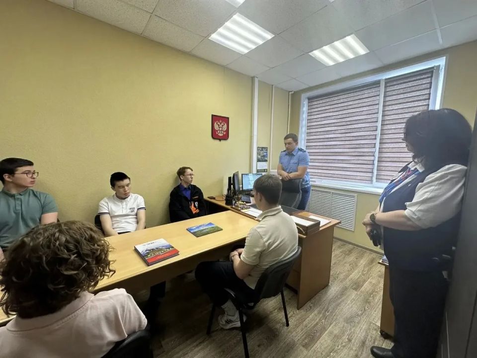 Прокуроры в Карагинском районе познакомили школьников с работой прокуратуры и суда Прокуроры в Карагинском районе познакомили школьников с работой прокуратуры и суда