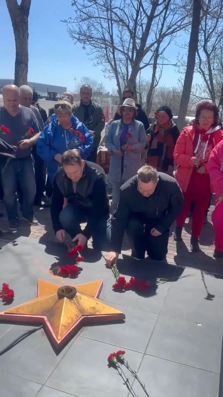 В Петропавловске-Камчатском прошел традиционный субботник у мемориала «Скорбящая мать» В Петропавловске-Камчатском прошел традиционный субботник у мемориала «Скорбящая мать»