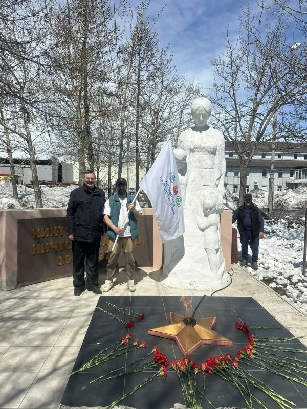 В Петропавловске-Камчатском прошел традиционный субботник у мемориала «Скорбящая мать» В Петропавловске-Камчатском прошел традиционный субботник у мемориала «Скорбящая мать»