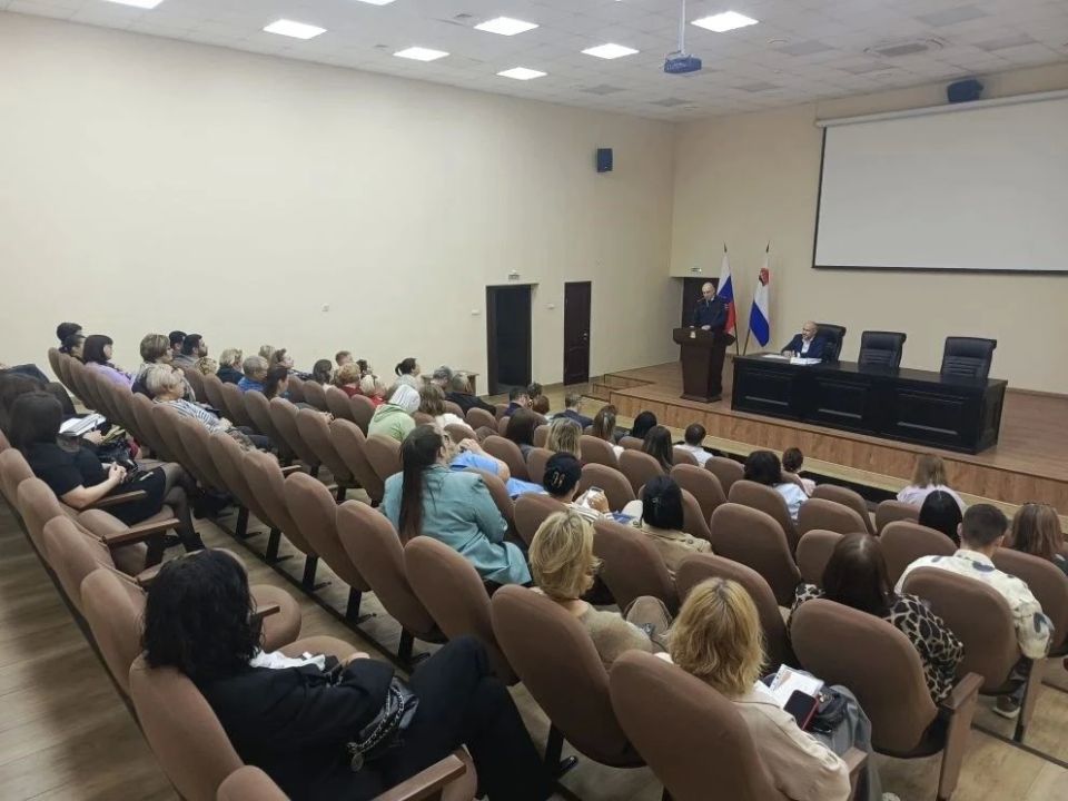 На Камчатке прошла стратегическая встреча с работодателями, привлекающими иностранных сотрудников На Камчатке прошла стратегическая встреча с работодателями, привлекающими иностранных сотрудников