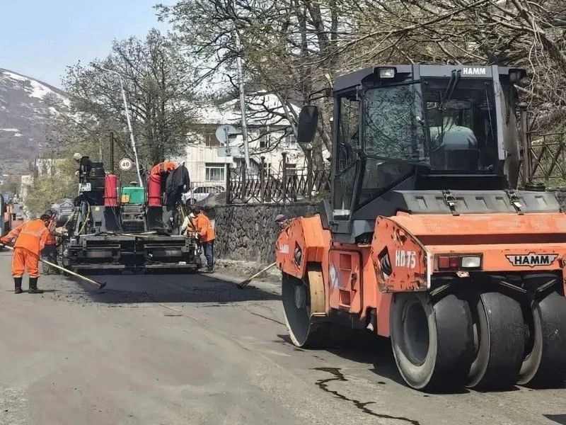 В Петропавловске бригады рабочих убирают песок с улиц и прочищают ливневки