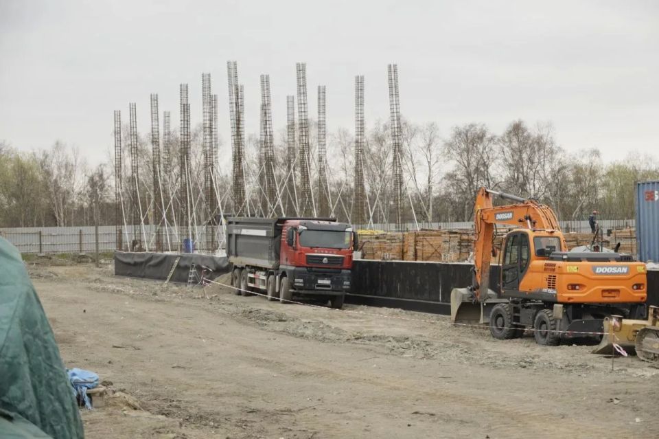 В Елизове продолжается строительство Ледового дворца В Елизове продолжается строительство Ледового дворца
