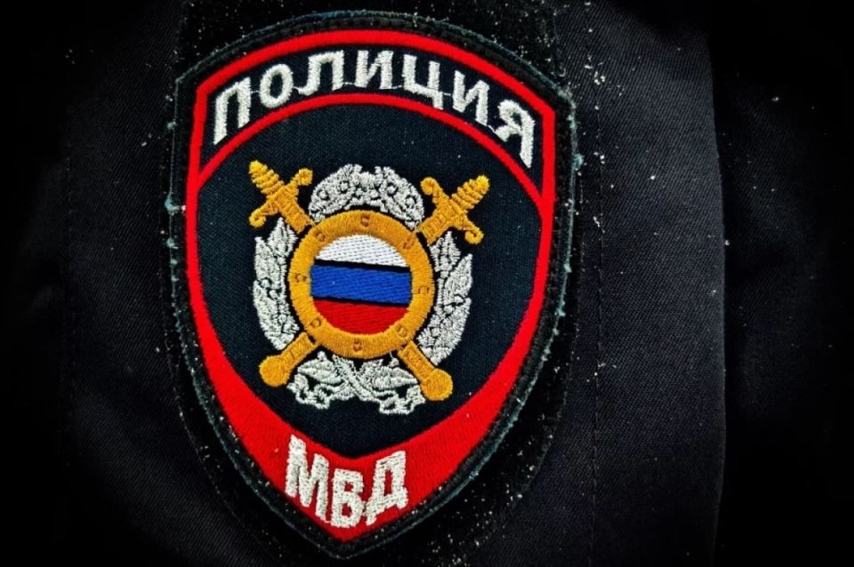 Хулиган ударил полицейского стулом в торговом центре