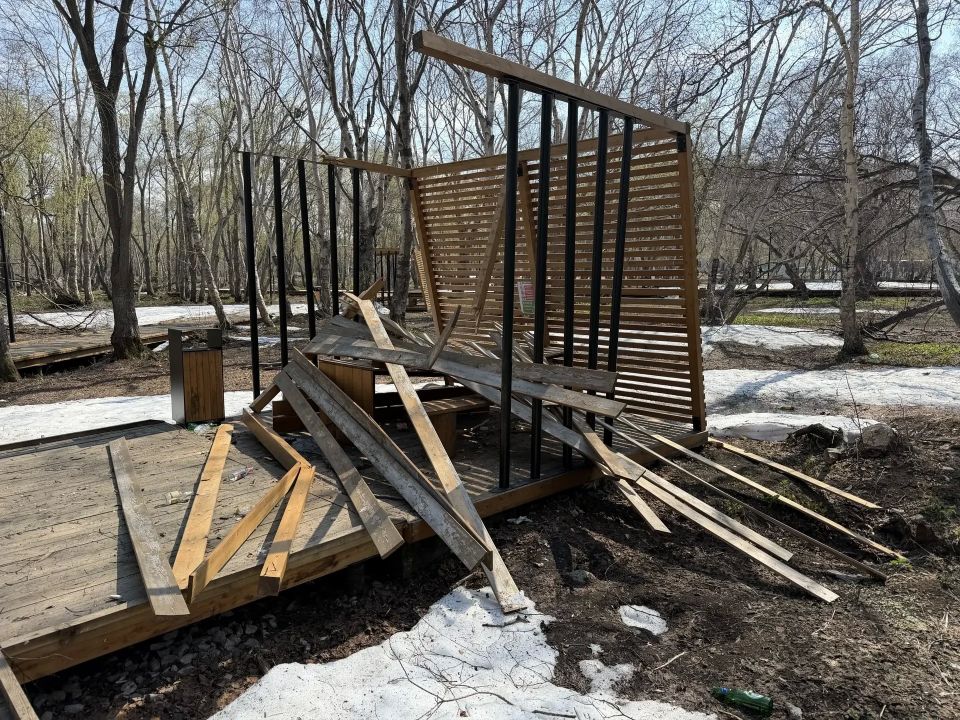 Мэрия: малолетние вандалы разгромили беседки в новом парке в Вилючинске Мэрия: малолетние вандалы разгромили беседки в новом парке в Вилючинске