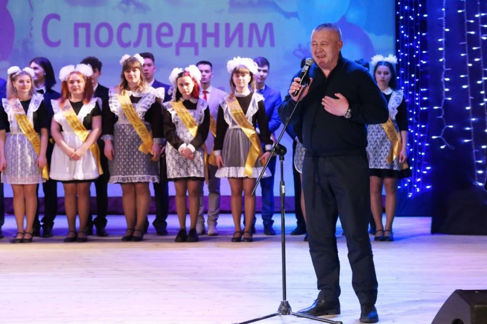 Депутат помог школам своего округа подготовиться к выпускным вечерам