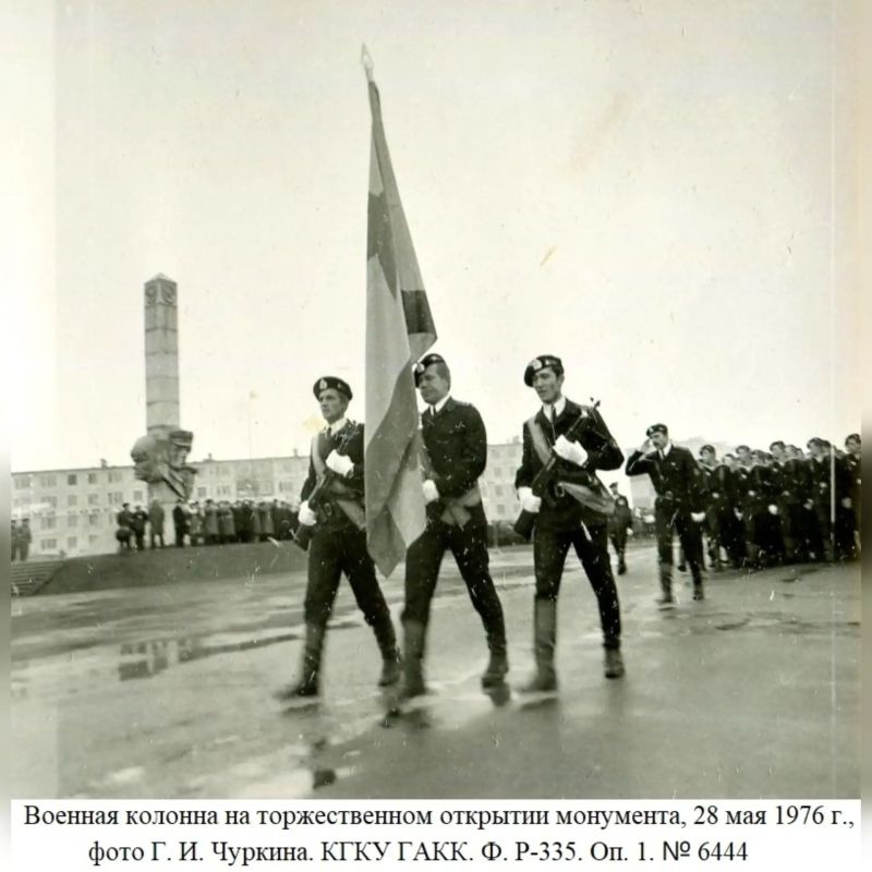 ИСТОРИЯ В ФОТОГРАФИЯХ. 28 мая – 50 лет назад (1976 г.) в Петропавловске-Камчатском на площади Дзержинского состоялось торжественное открытие монумента Славы камчатским пограничникам
