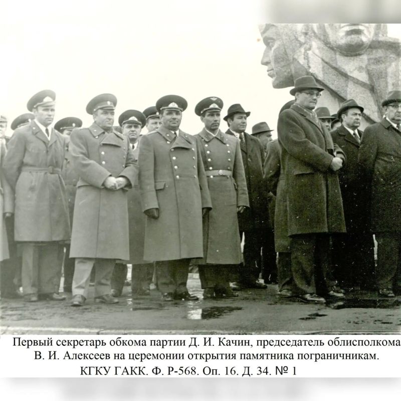ИСТОРИЯ В ФОТОГРАФИЯХ. 28 мая – 50 лет назад (1976 г.) в Петропавловске-Камчатском на площади Дзержинского состоялось торжественное открытие монумента Славы камчатским пограничникам ИСТОРИЯ В ФОТОГРАФИЯХ. 28 мая – 50 лет назад (1976 г.) в Петропавловске-Камчатском на площади Дзержинского состоялось торжественное открытие монумента Славы камчатским пограничникам
