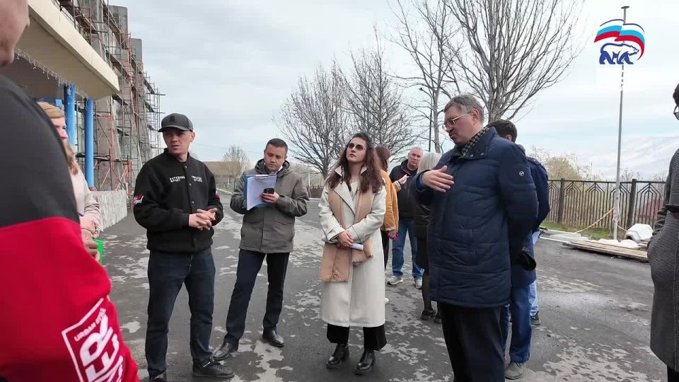 Партийный десант Единой России проверил ход работ по капитальному ремонту кровли и фасада лицея №21