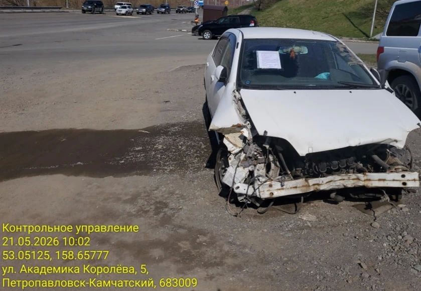 Битые и брошенные машины вывозят с улиц Петропавловска-Камчатского Битые и брошенные машины вывозят с улиц Петропавловска-Камчатского