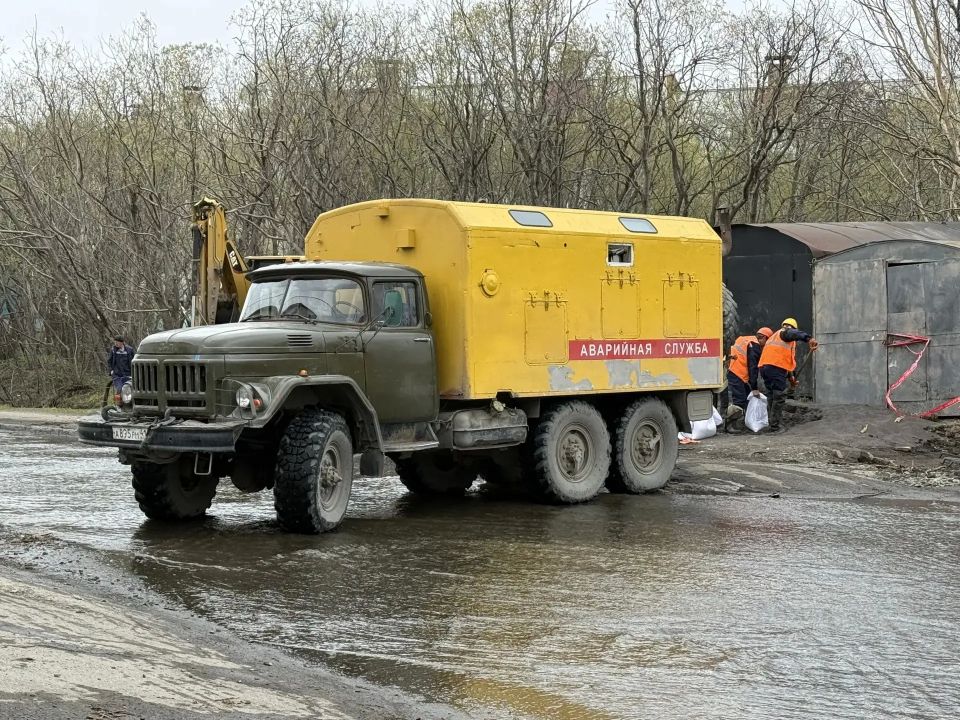 Устранение потопа на Северо-Востоке продолжается: воду откачивают, коллекторы чистят, улица всё ещё перекрыта Устранение потопа на Северо-Востоке продолжается: воду откачивают, коллекторы чистят, улица всё ещё перекрыта