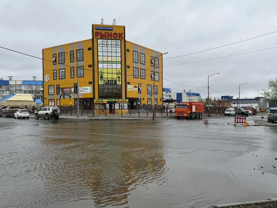 Устранение потопа на Северо-Востоке продолжается: воду откачивают, коллекторы чистят, улица всё ещё перекрыта