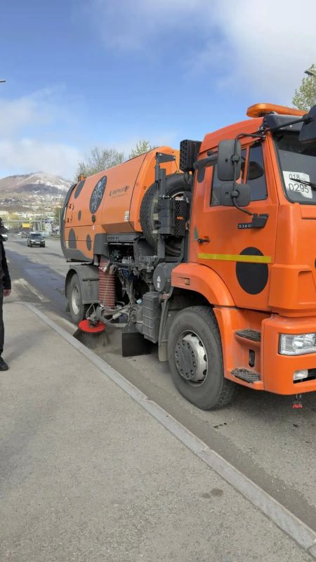 Город день за днем. . 29 мая 2026 года Подрядные организации ведут комплексные работы по уборке городских территорий Город день за днем. . 29 мая 2026 года Подрядные организации ведут комплексные работы по уборке городских территорий