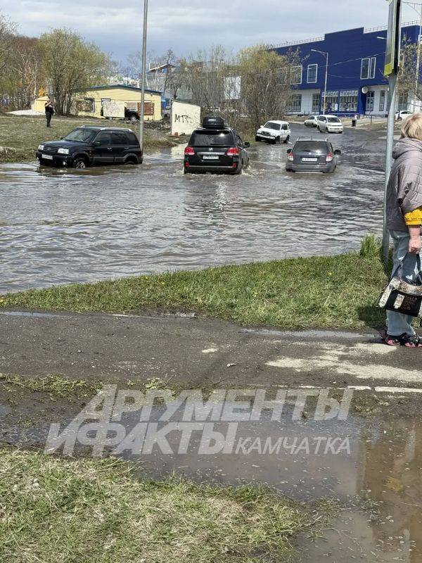 Дополнительные бригады аварийных служб откачивают воду в районе затопленной улицы Вольского Дополнительные бригады аварийных служб откачивают воду в районе затопленной улицы Вольского