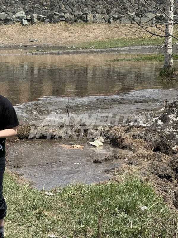 Дополнительные бригады аварийных служб откачивают воду в районе затопленной улицы Вольского Дополнительные бригады аварийных служб откачивают воду в районе затопленной улицы Вольского