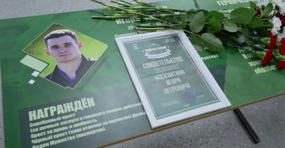 В школе Петропавловска-Камчатского установили «Парты Героев» В школе Петропавловска-Камчатского установили «Парты Героев»