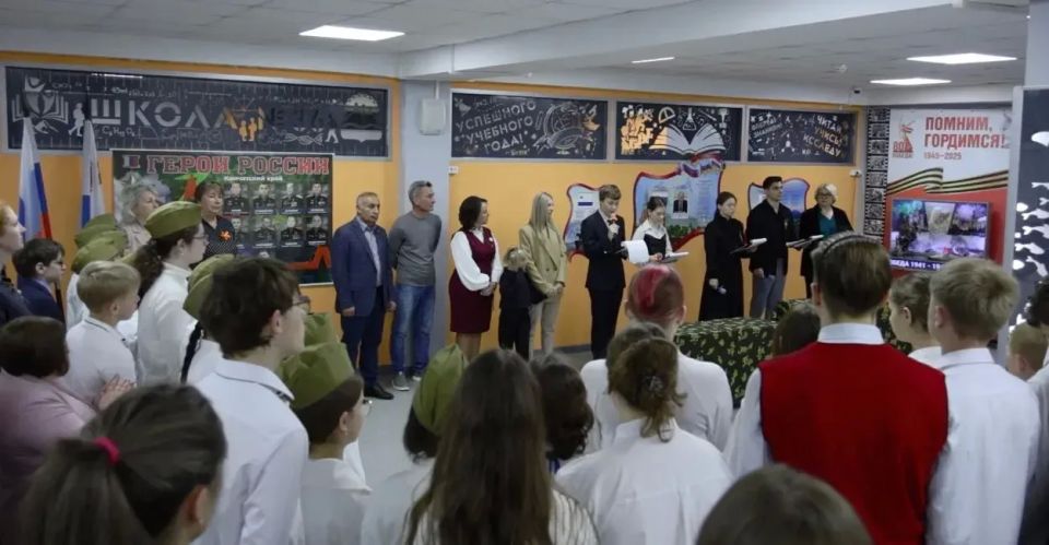 В школе Петропавловска-Камчатского установили «Парты Героев» В школе Петропавловска-Камчатского установили «Парты Героев»