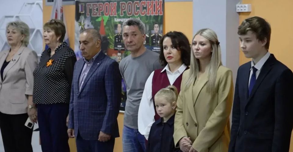 В школе Петропавловска-Камчатского установили «Парты Героев» В школе Петропавловска-Камчатского установили «Парты Героев»