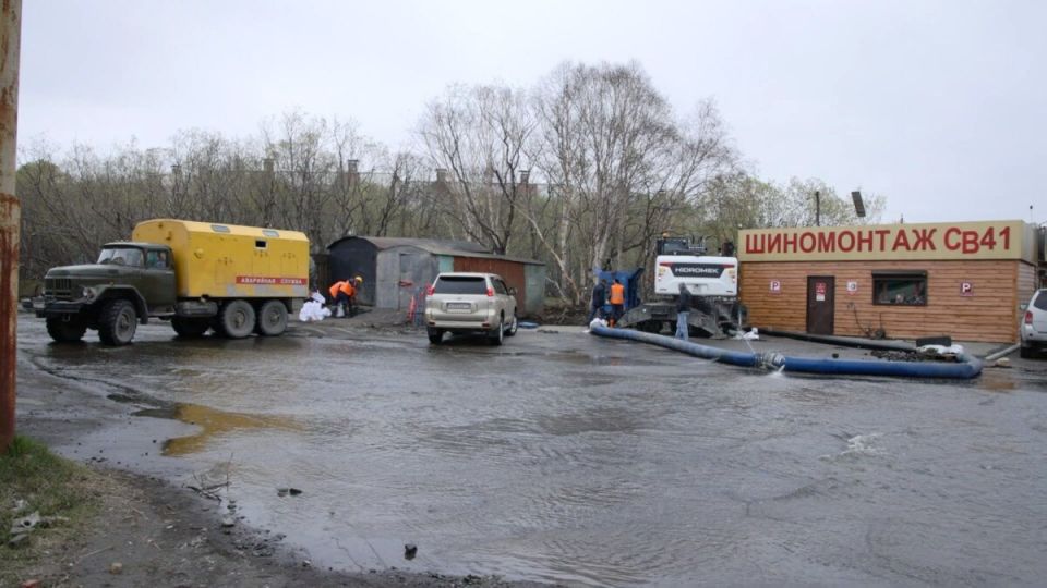 Дополнительные бригады аварийных служб откачивают воду в районе затопленной улицы Вольского