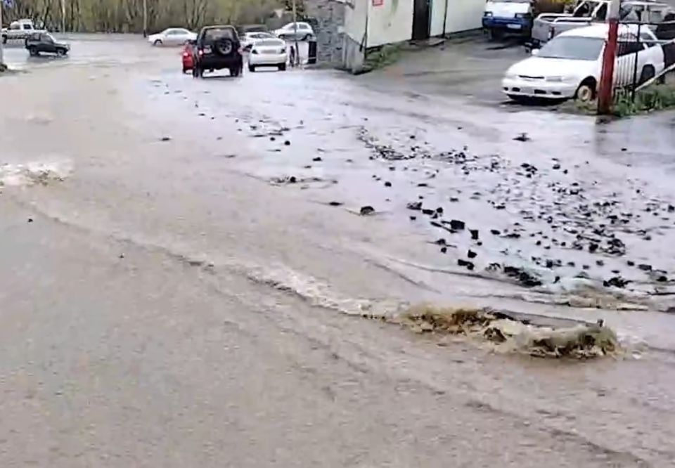 Потоки воды несут камни и грунт по Океанской