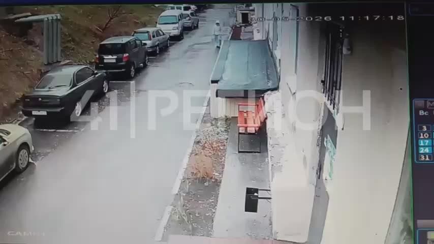 Кусок штукатурки жилого дома едва не упал на ребёнка