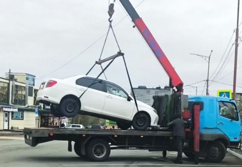В Петропавловске за неправильную парковку 21 автомобиль уехал на спецстоянку