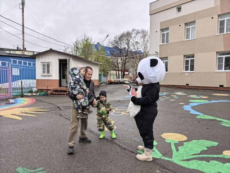 Дошкольникам краевого центра подарили день летнего настроения Дошкольникам краевого центра подарили день летнего настроения
