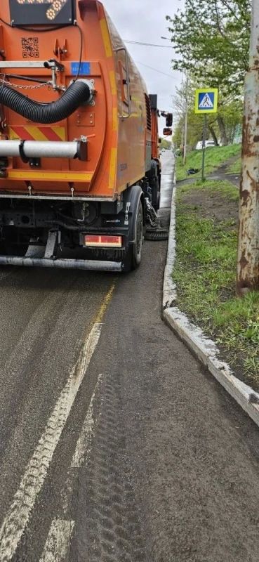 Город день за днем. 1 июня 2026 года Основные усилия подрядных организаций сосредоточены на комплексной уборке песка, мусора и веток, скопившихся на проезжей части, тротуарах и прилегающих территориях... Город день за днем. 1 июня 2026 года Основные усилия подрядных организаций сосредоточены на комплексной уборке песка, мусора и веток, скопившихся на проезжей части, тротуарах и прилегающих территориях...