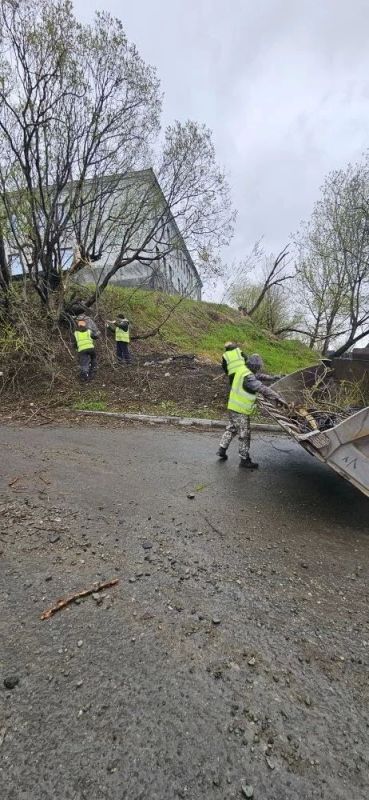 Город день за днем. 1 июня 2026 года Основные усилия подрядных организаций сосредоточены на комплексной уборке песка, мусора и веток, скопившихся на проезжей части, тротуарах и прилегающих территориях... Город день за днем. 1 июня 2026 года Основные усилия подрядных организаций сосредоточены на комплексной уборке песка, мусора и веток, скопившихся на проезжей части, тротуарах и прилегающих территориях...