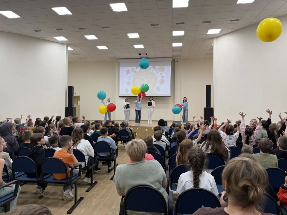 Коллектив Центра «Рассветы Камчатки» ярко открыл летнюю смену Коллектив Центра «Рассветы Камчатки» ярко открыл летнюю смену