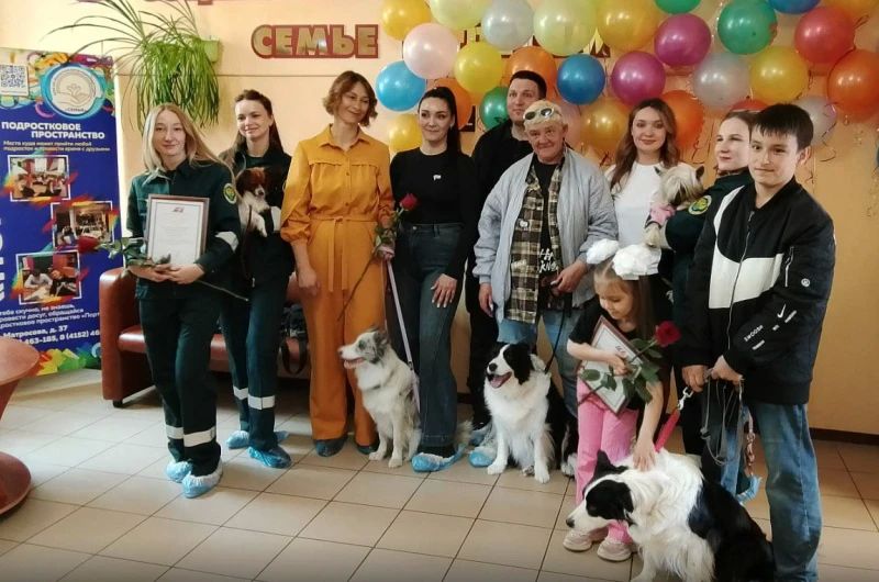 Детям из центра «Семья» подарили праздник с дрессированными собаками