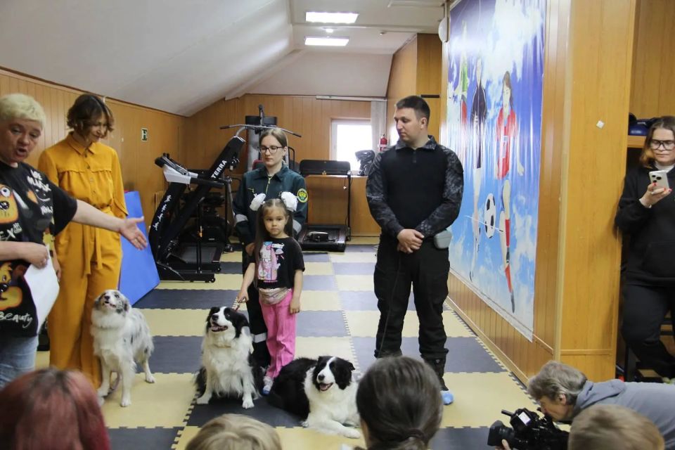 Представление с дрессированными собаками организовали для ребят из Центра «Семья» депутаты Молодежного парламента Представление с дрессированными собаками организовали для ребят из Центра «Семья» депутаты Молодежного парламента